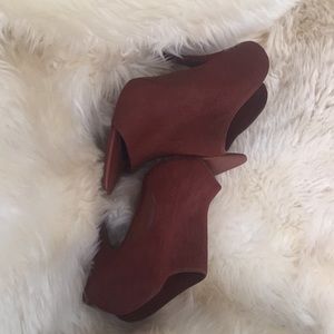 Cinnamon colored Alexander Wang open toe mule.